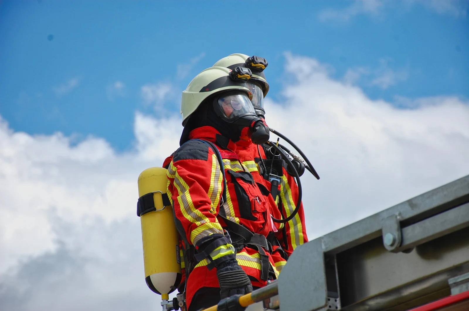 Feuerwehrmitglied mit Atemschutzgerät im Einsatz