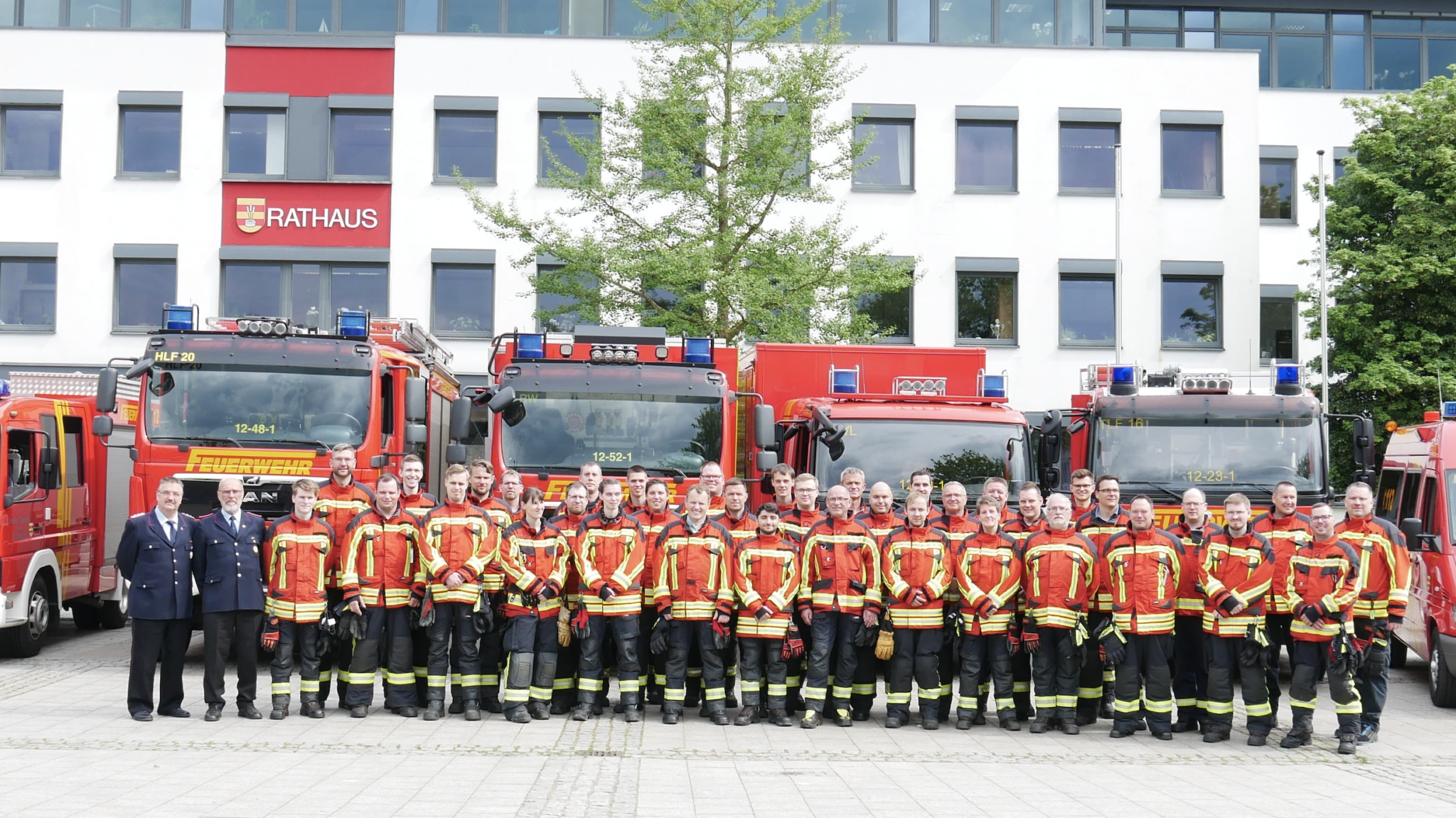 Kameradinnen und Kameraden der Feuerwehr Bad Zwischenahn vor den Fahrzeugen